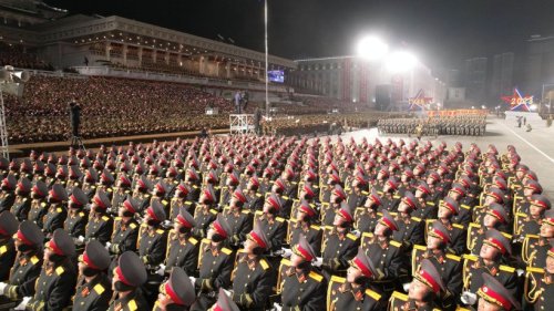 Nordkorea demonstriert mit Militärparade Stärke