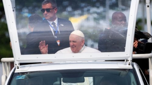 Papst in Afrika - Hunderttausende jubeln auf Straßen