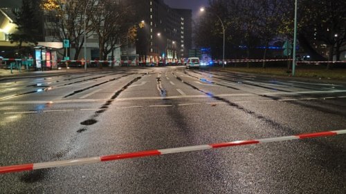 Berlin-Schöneberg: Transporter geht in Flammen auf