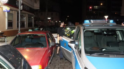 Unfall in Neukölln: Auto wickelt sich um Laternenmast