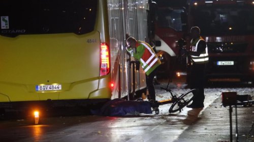 Schrecklicher Unfall in Berlin: Radfahrerin wird von BVG-Bus überrollt und stirbt