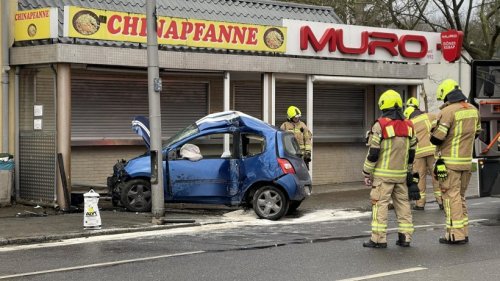 Unfall in Neukölln: Auto wickelt sich um Laternenmast