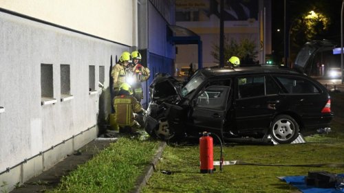 Lichtenberg: Auto kracht gegen Hauswand - Fahrer reanimiert