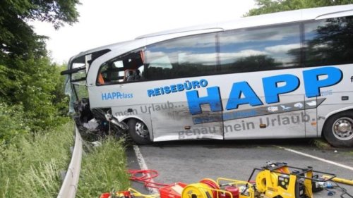 41 Verletzte bei Reisebus-Unfall in Unterfranken