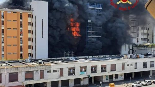 Großer Brand in mehrstöckigem Wohngebäude in Rom - ein Toter