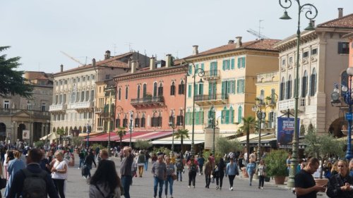Italien: Mann lebt in Urlaubsparadies jahrelang neben seiner toten Mutter