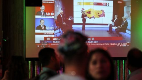 Türken diskutieren den sich abzeichnenden Wahlsieg Erdogans