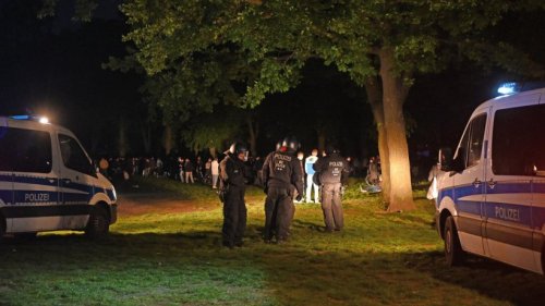 Volkspark Friedrichshain: Heftige Szenen – Menschenmenge umringt Berliner Polizei