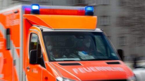 Kind von Radfahrer an Ampel erfasst und schwer verletzt