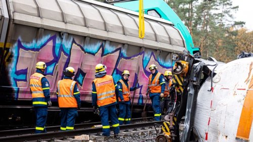 Deutsche Bahn: Erster Wagen von Unfallstelle abtransportiert