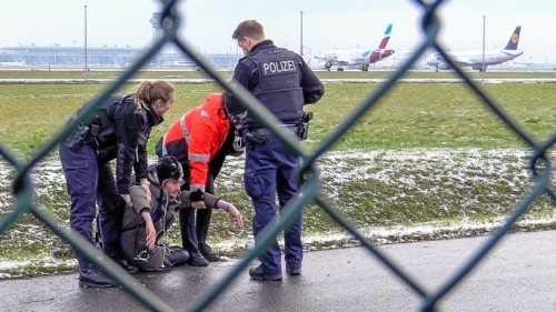 Klimaaktivisten blockieren Berliner Flughafen BER