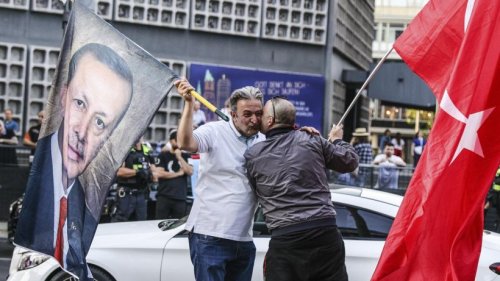 Berliner Reaktionen auf Erdogan Sieg: Autokorsos und Tränen