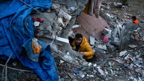 Erdbeben aktuell: Mehr als 2500 Tote in Türkei und Syrien ++ Massengräber ausgehoben