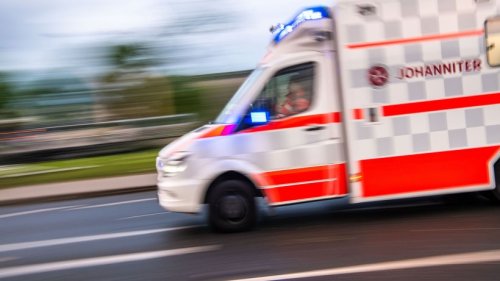 Rollerfahrer von Auto angefahren: Schwer verletzt