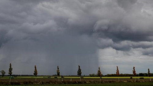 Sonne strahlt hinter dichten Wolken hervor