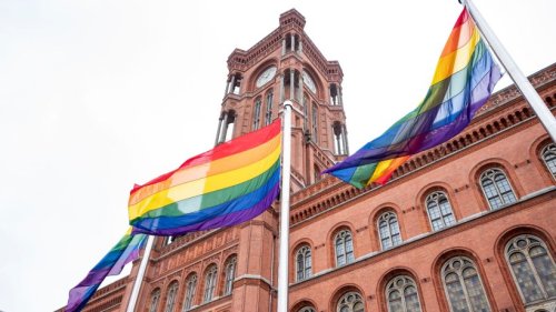 Vor dem Roten Rathaus weht die Regenbogenflagge