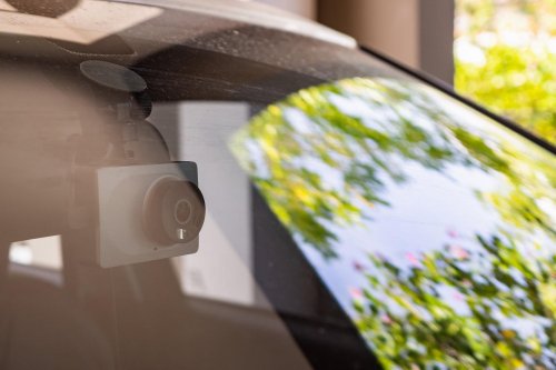 Darf man im Auto eine Dashcam installieren, die den Verkehr film?