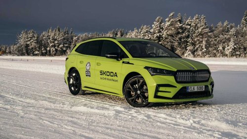 Skoda bat le record du monde de drift sur glace avec l'Enyaq RS IV