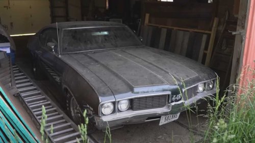 Oldsmobile Cutlass 442 W-32 Barn Find Looks Almost New After First Wash