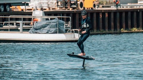 VW-Chef grüßt Mitarbeiter vom Elektro-Surfbrett aus