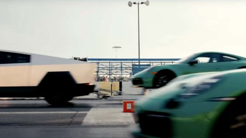 Ce Tesla Cybertruck bat une Porsche 911 sur 400 mètres, alors qu'il remorque lui même une 911
