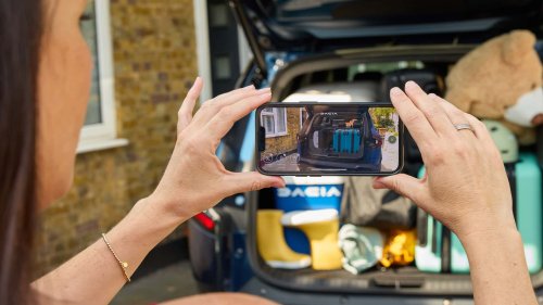 Le chargement des bagages dans les Dacia se fait en un clic sur votre smartphone