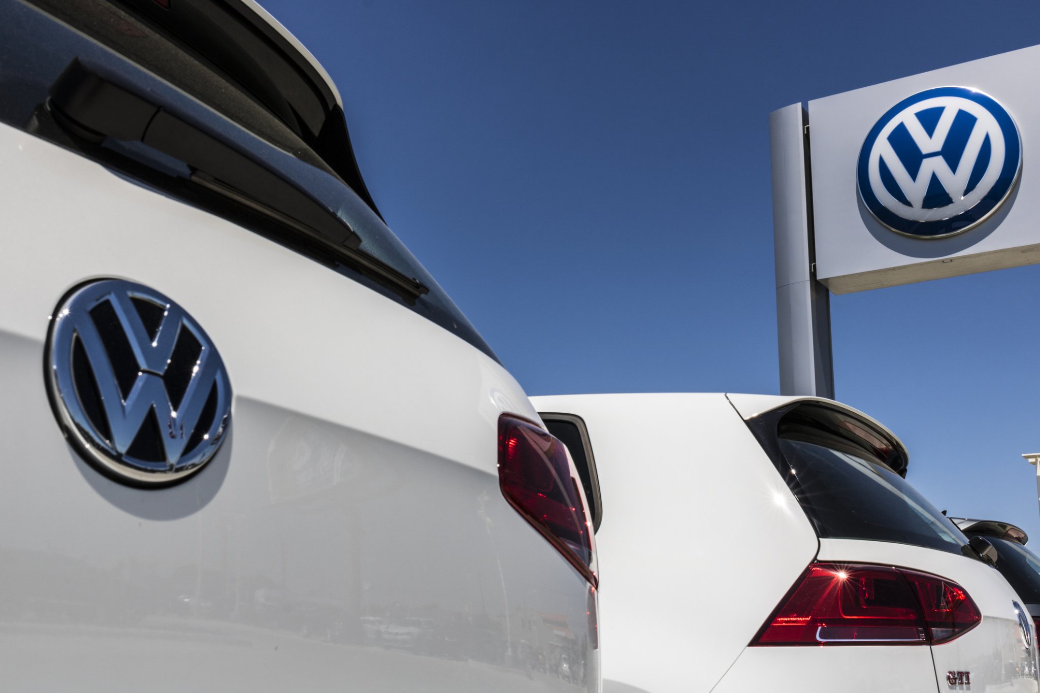 Volkswagen sues 1 of its dealerships over weak sales