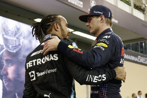 F1 - Hamilton relembra aperto de mão com Verstappen após vice em 2021: “Foi tão doloroso”