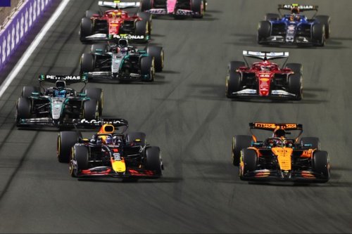 Nach Turn-1-Kontroverse: Piastri gewinnt Saudi-Grand-Prix vor Verstappen!
