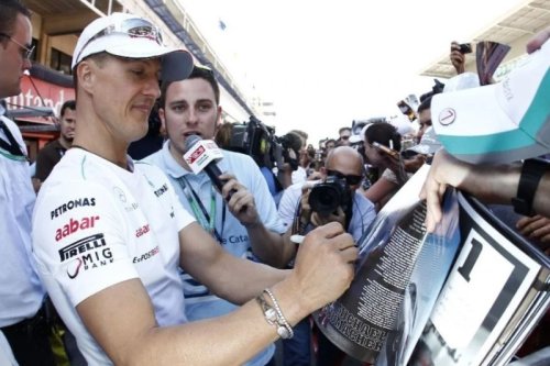 Michael Schumacher unterschreibt Helm für guten Zweck!