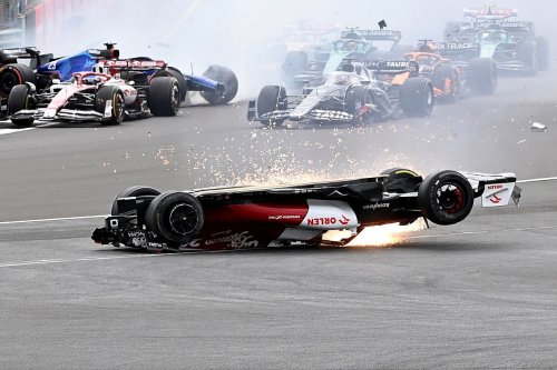 Photos - L'impressionnant crash de Zhou Guanyu à Silverstone