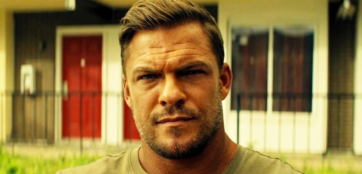 17 Jahre vor Reacher spielte Alan Ritchson einen berühmten Superhelden – er lernte eine wertvolle Lektion