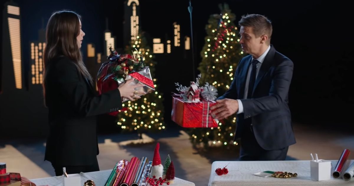 Hawkeye Gift Wrapping Challenge Puts Jeremy Renner & Hailee Steinfeld's Holiday Skills to the Test