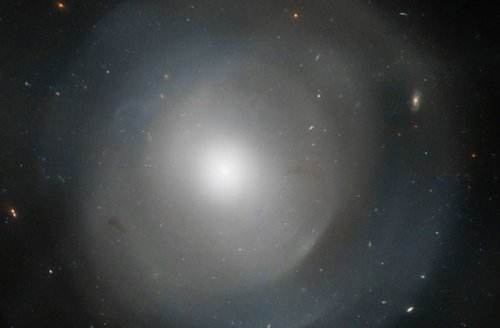 Телескоп «Хаббл» сфотографировал огромную галактику с загадочными оболочками