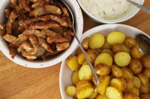 Schnelle Gyros-Pfanne mit Oregano Kartoffeln aus dem Ofen und einfachem Tsatsiki – Ein Gesundes Griechisches Familienessen
