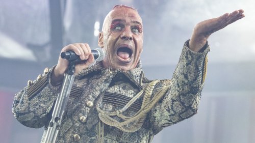 Till Lindemann tritt vor Slayer auf (mit Quatsch-Ankündigung auf Englisch) - Musikexpress