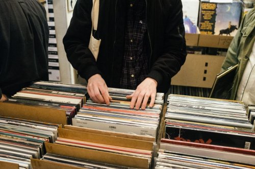 Steigende Versandgebühren für Vinyl: Deutsche Plattenläden starten Petition gegen DHL