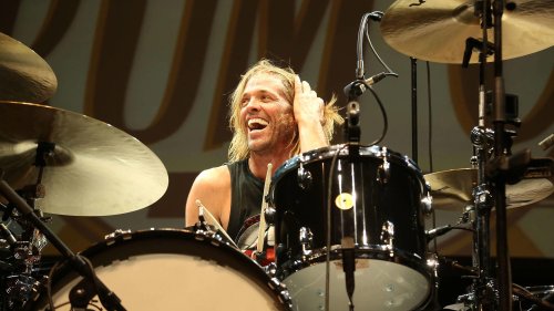 Foo Fighters: 101 Drummer*innen spielen „My Hero“ zu Ehren von Taylor Hawkins
