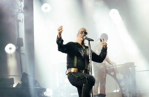 Rammstein: Kanzler Scholz verfolgt Vorwürfe, Regierungssprecher verlangt Aufklärung - Musikexpress