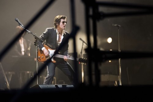 Arctic Monkeys spielen erstmalig „Hello You“ live (Video)