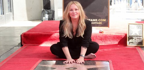 Christina Applegate über MS-Kampf: „Mehr als 30 Mal“ eingeliefert