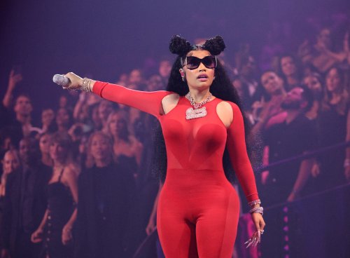 Nicki Minaj überspielt gekonnt einen Busen-Patzer