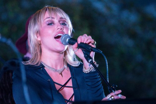 Miley Cyrus kündigt neues und siebtes Studioalbum PLASTIC HEARTS an