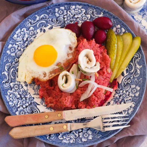 Hamburger Labskaus (Corned beef and mashed potato with beets)