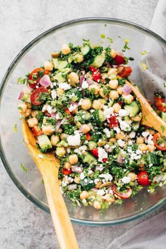 This Mediterranean Chickpea Salad is perfect lunch box material!