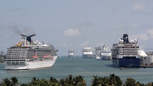 Florida cruise ships stay docked with no settlement in battle over vaccine passports