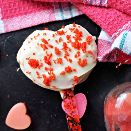 Valentine's Day Heart-Shaped Cake Pops - My Gorgeous Recipes