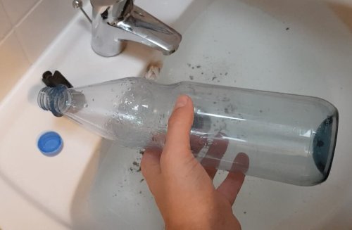 Waschbecken verstopft? Trick mit Plastikflasche macht das Rohr wieder frei
