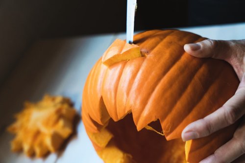 Einfache Anleitung, um den perfekten Halloween-Kürbis zu schnitzen