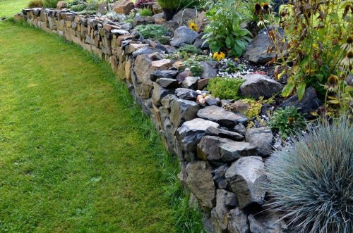 Anleitung, wie man aus Natursteinen eine Trockenmauer bauen kann